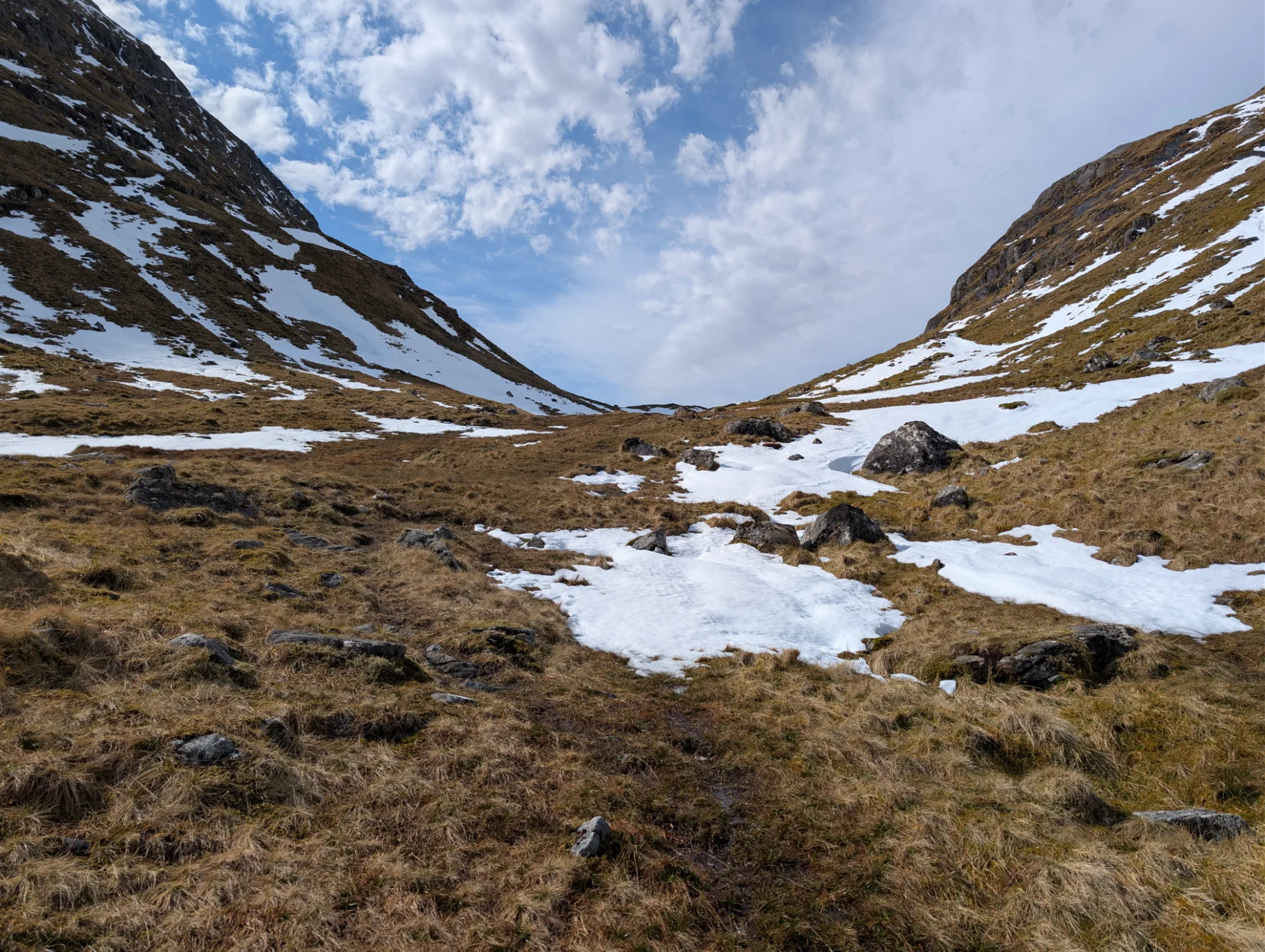 Snowy dip between the ridges