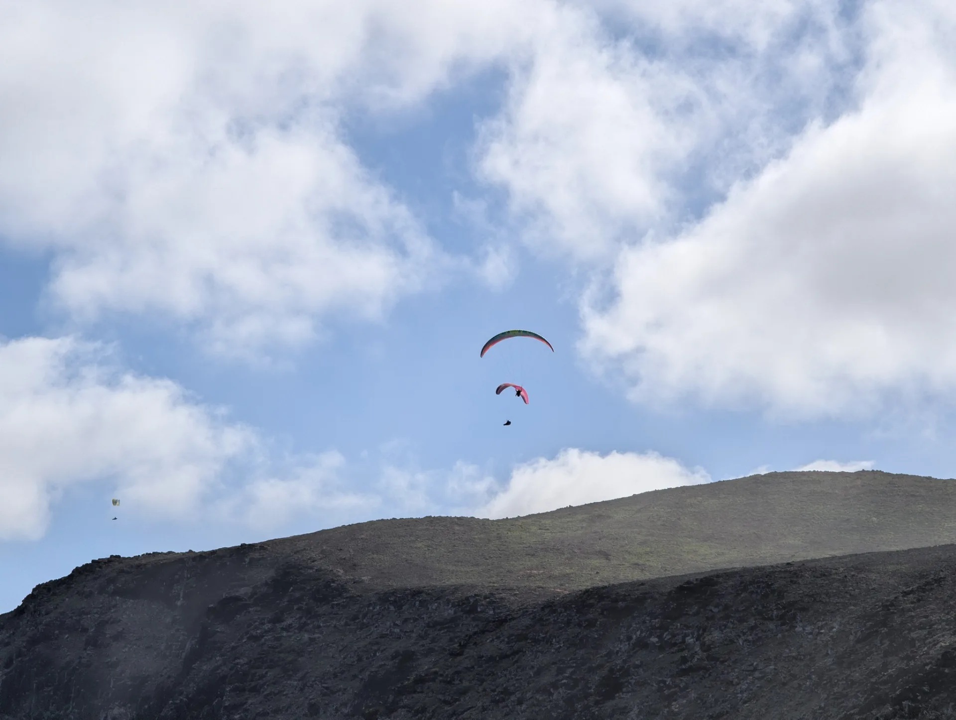 A paraglider above the volcanoes near Tenésar.