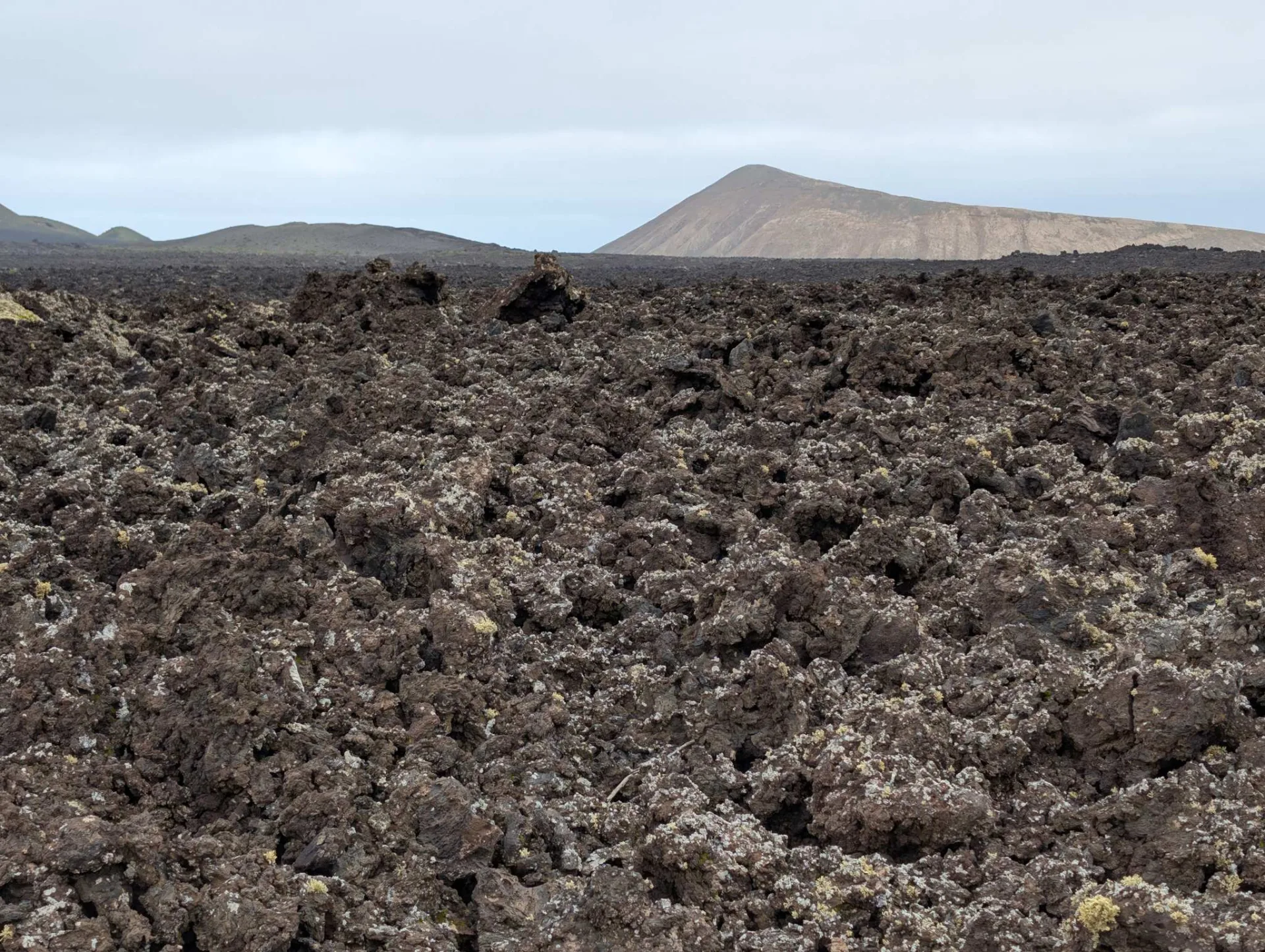 Across reddish lava fields towards the Caldera de la Rilla.